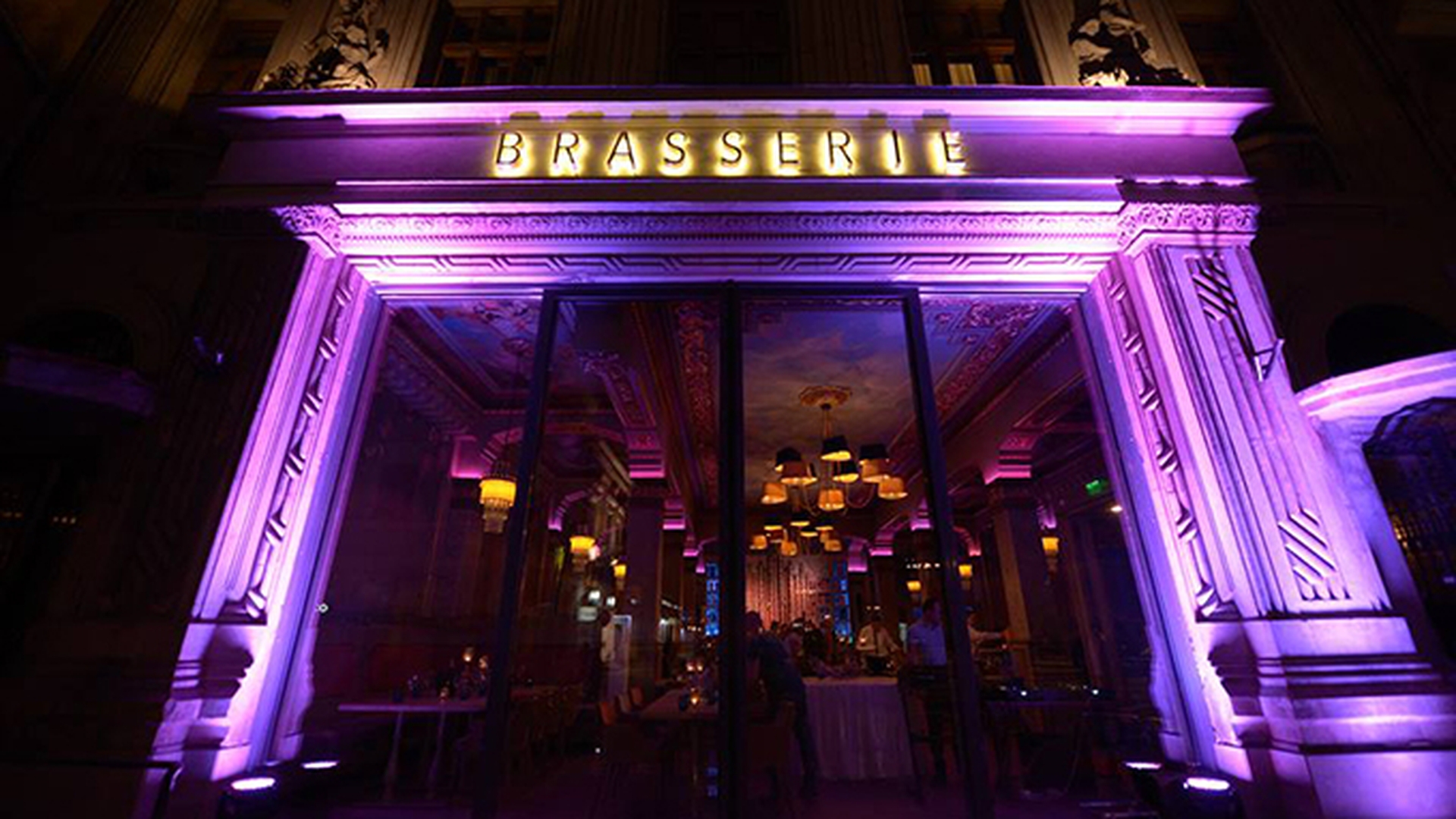 Petrecere renascentistă la deschiderea Luther Brasserie din Braşov!