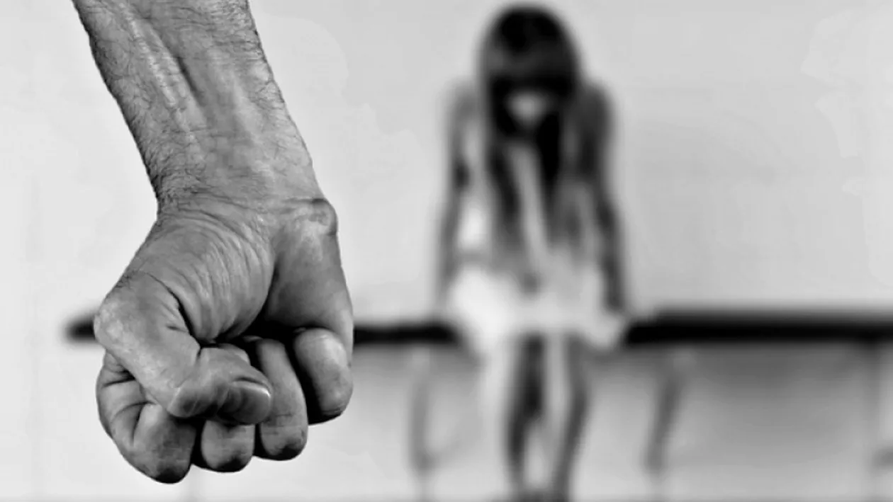 Un bărbat din Bacău și-a violat fiica minoră ca pedeapsă pentru notele proaste de la școală! “Tata s-a dezbrăcat la pielea goală, s-a întins în pat și...”
