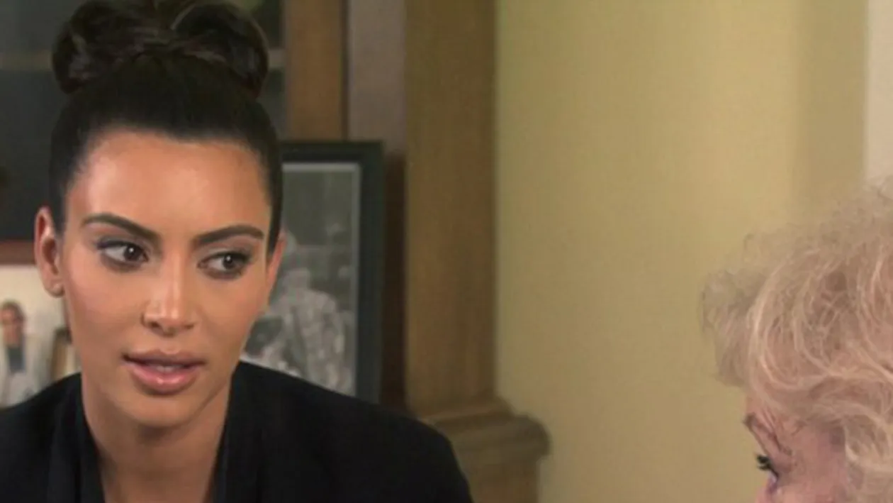 Transformare incredibilă pentru Kim Kardashian! A fost îmbrăcată şi coafată de Betty White, bătrânica de 90 de ani!