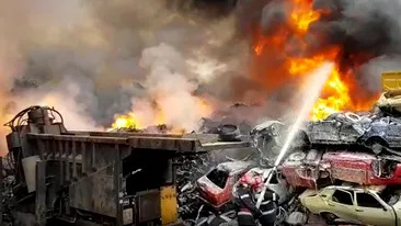 VIDEO. Incendiu de proporţii la un depozit de dezmembrări auto din Craiova