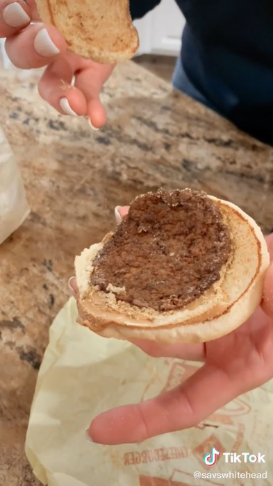 O femeie a păstrat un cheeseburger și cartofi prăjiți de la McDonald’s timp de 17 ani ca să vadă ce se întâmplă cu acestea! Filmarea cu produsele a devenit virală | VIDEO