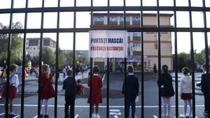 Decizie importantă, luată în București.  Masca rămâne obligatorie în apropierea școlilor și în spațiile aglomerate