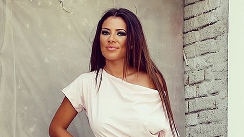 Roxana Vancea, dezbracata in mijlocul strazii! Trecatorii au inlemnit cand au vazut-o asa