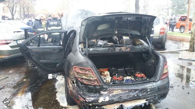 Panică în centrul Capitalei! O maşină a luat foc în mers! Ce s-a întâmplat cu şoferul
