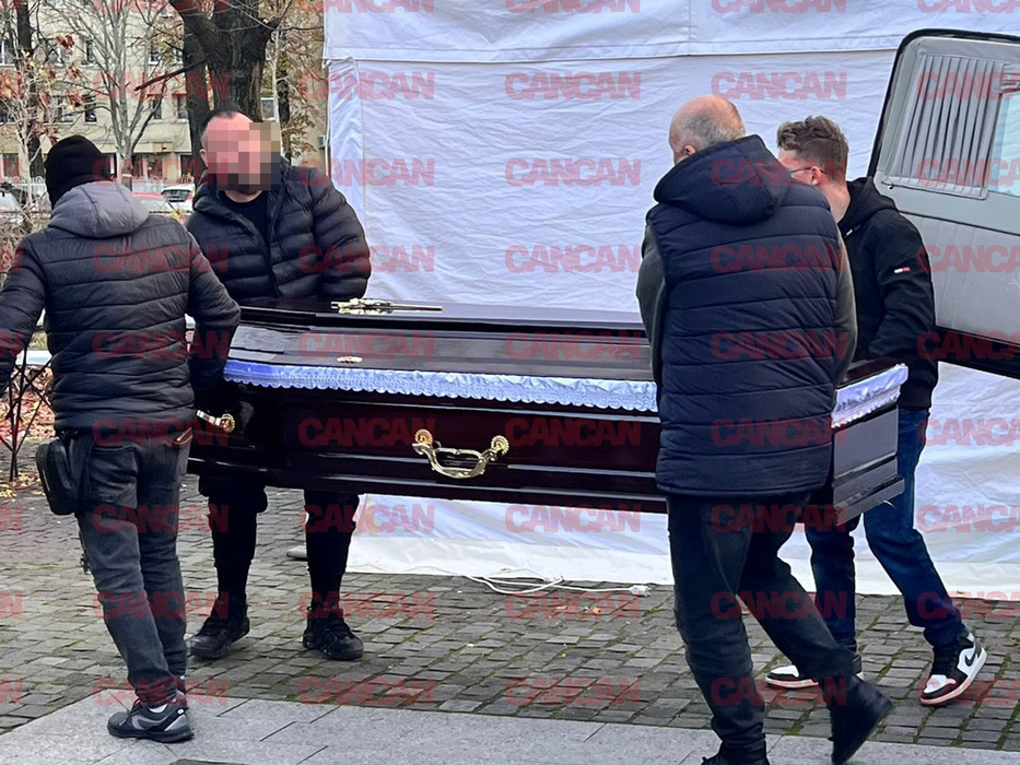 Sfâșietor! Ce scrie pe coroanele funerare aduse de apropiații lui Artan la capela Bisericii Pogorarea Sfântului Duh Titan