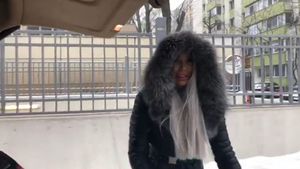 FOTO / Bianca Drăgușanu a oprit mașina și a început să țipe în plină stradă: "Taci, nu mai spune nimic, sper că Victor doarme". Ce a pățit vedeta