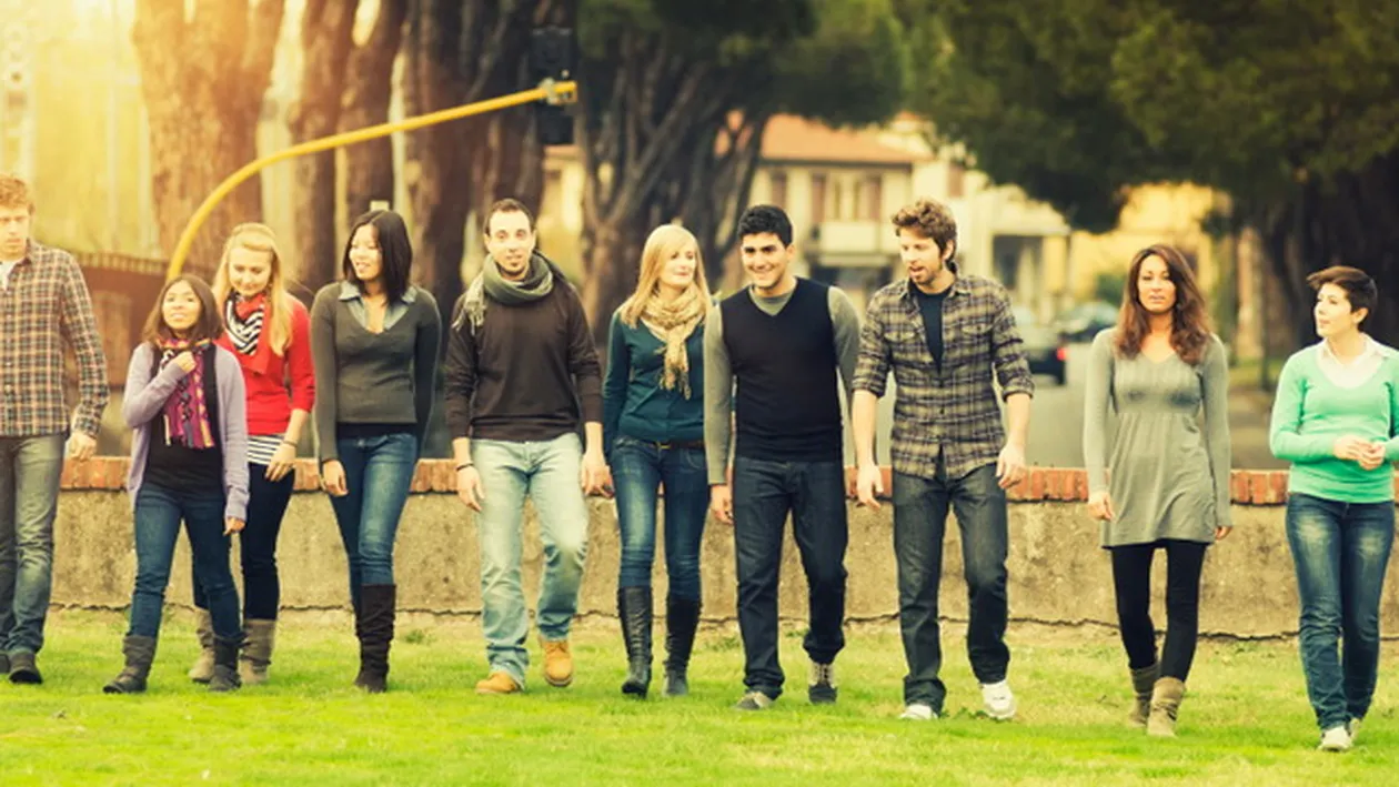 Aproape 4 la suta dintre adolescentii romani au experimentat un tip de droguri