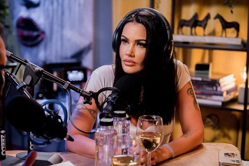 Se vede că are stofă de actriță! Oana Zăvoranu a refăcut o scenă celebră din „Basic Instinct”!