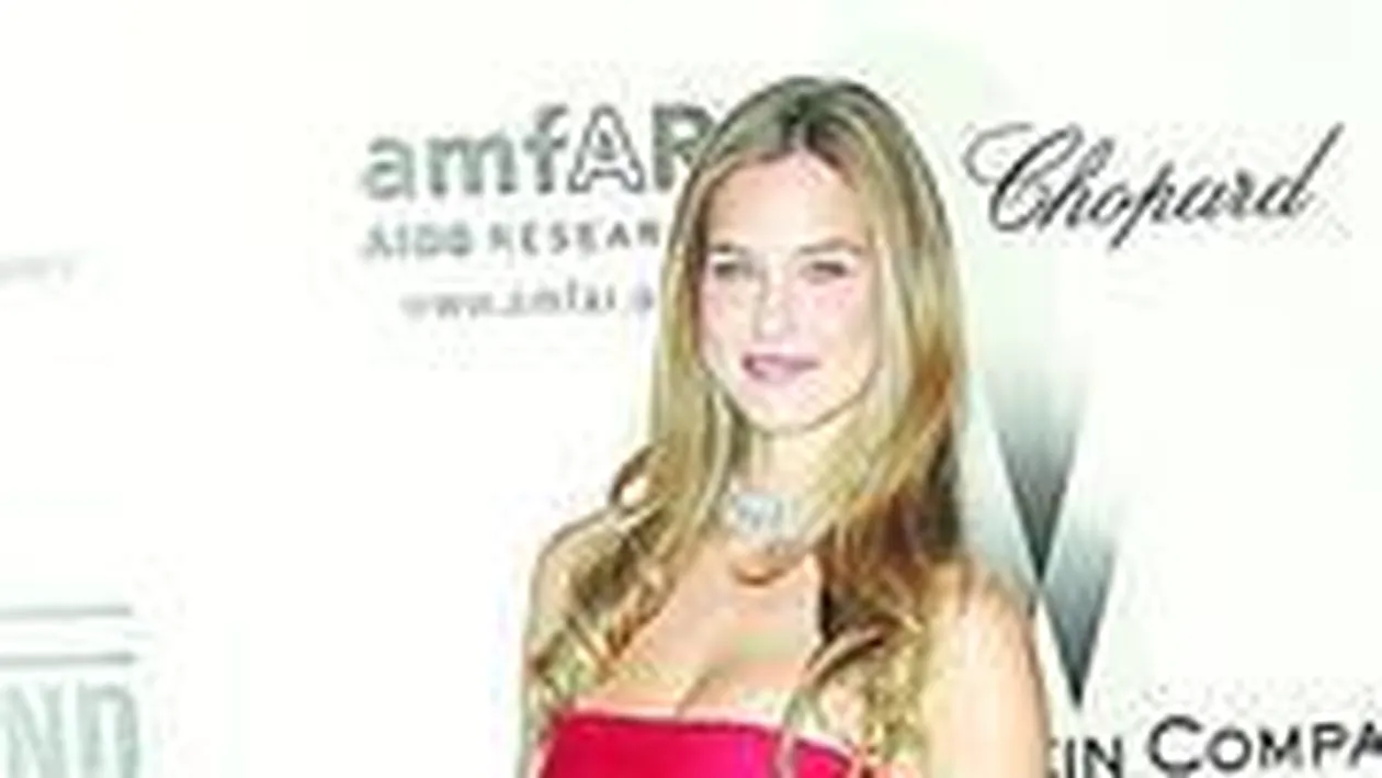 Fotomodel, obligat sa faca armata