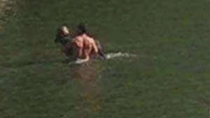 A început să filmeze când a văzut un bărbat la bustul gol şi o femeie care plângea în hohote. Când a dat ZOOM a izbucnit în plâns. Iată ce căutau cei doi acolo