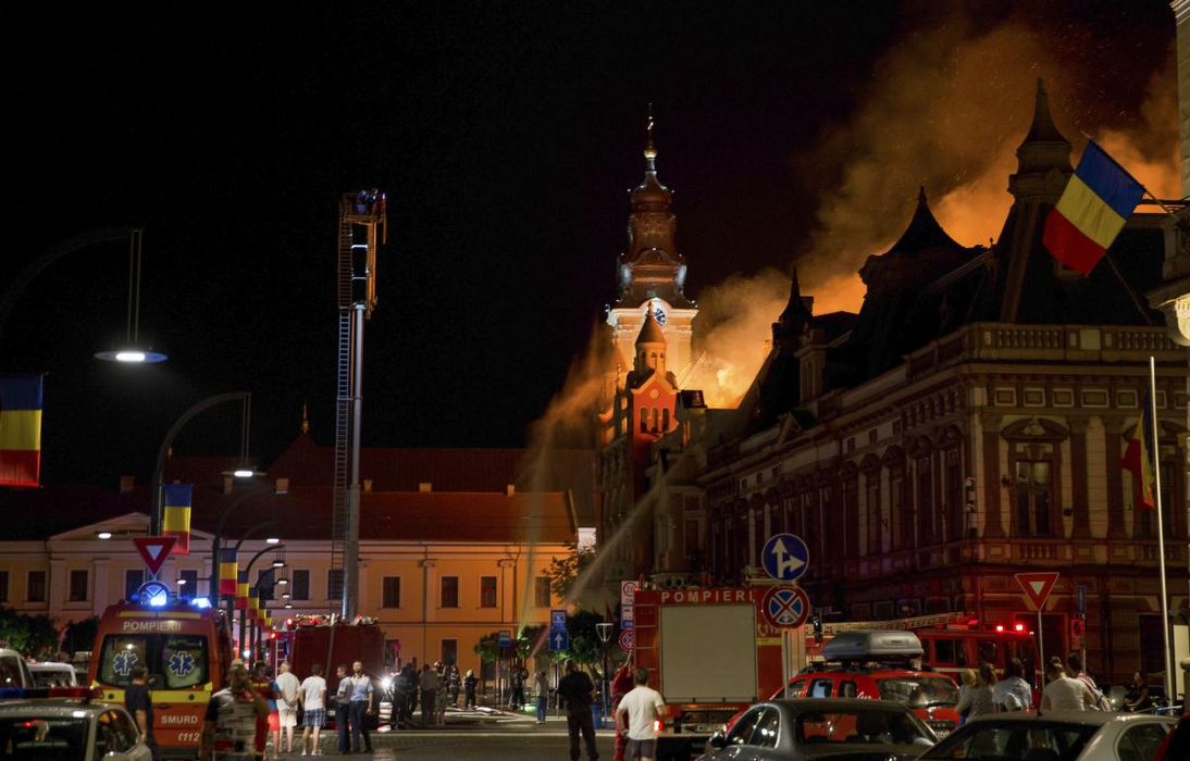 Clipe de infern la Palatul Episcopiei Greco-Catolice din Oradea, după ce a izbucnit un incendiu violent