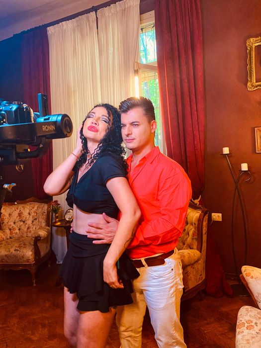 Flavio Niță, alături de cântăreața Aura B. (Foto: Arhiva personală)