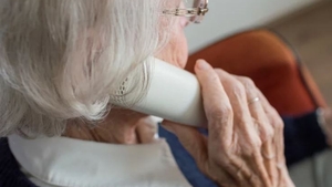 O româncă a vrut să ucidă o italiancă de care avea grijă! Era beată și a încercat să o arunce de pe balcon