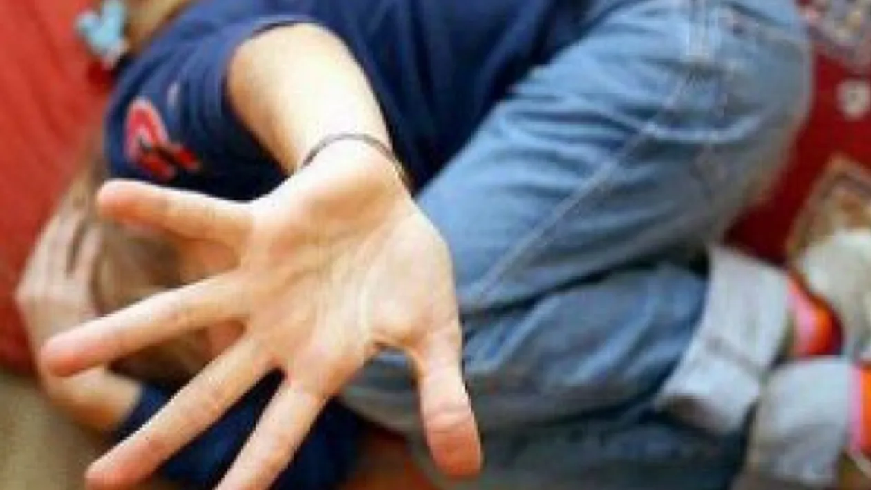 Avea doar 4 ani! Un barbat si-a snopit in bataie fiul! Ce i-a facut inainte este de neimaginat