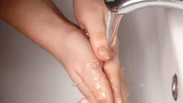 Doar jumatate dintre romani se spala pe maini dupa ce se duc la WC