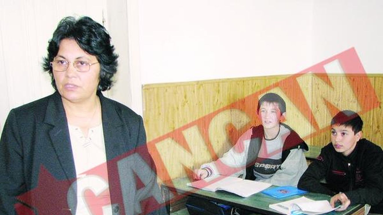 Elev batut in clasa de tatal unei colege