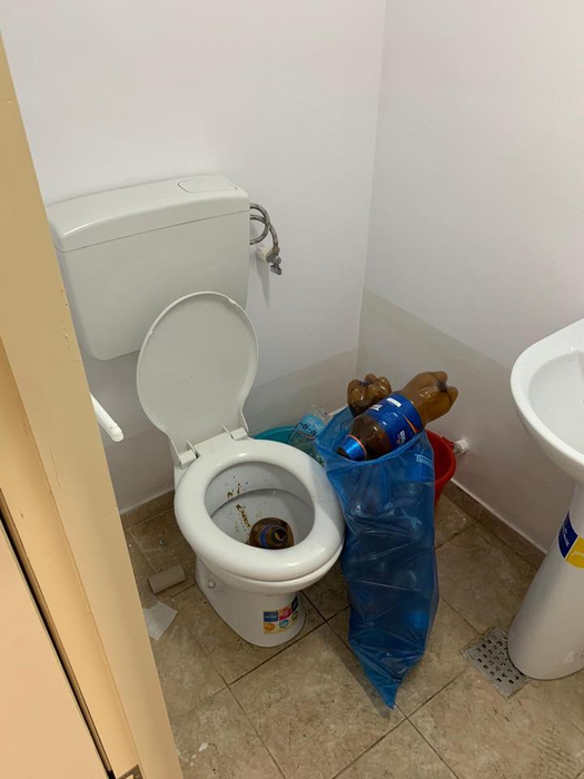 Dezastrul lăsat de românii care au stat într-un centru de carantină din Galați. Viceprimar: „Cine este om și cine câine?”. Imagini greu de privit