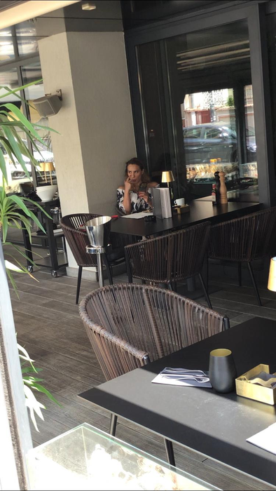Iulia Vântur, singură la o cafea în ”Floreasca”. A venit acum o lună în România