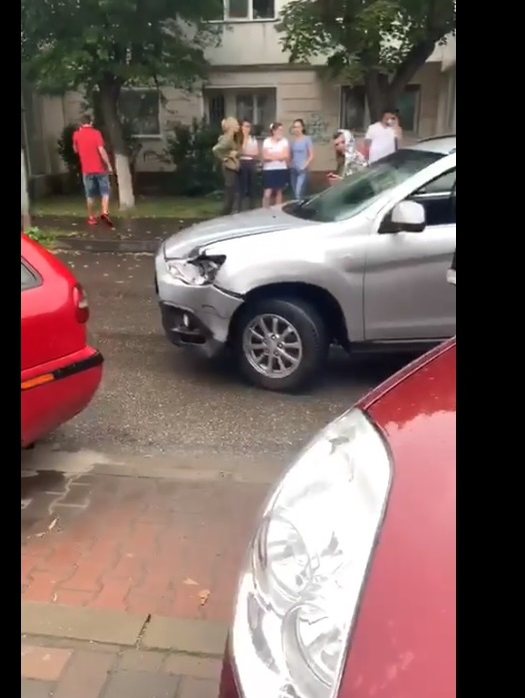 Șeful Serviciului Juridic din Primăria Bacău s-a ales cu dosar penal, după ce s-a urcat beat la volan și a tamponat patru mașini parcate