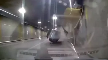 Imagini cu accidentul din Pasajul Unirii din București s-au viralizat. Ce greșeală majoră a comis șoferul care s-a „urcat” cu mașina pe perete