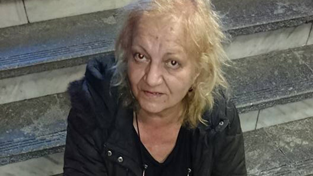 A fost abandonată de rude după ce a fost escrocată imobiliar! Povestea incredibilă a unei femei cu studii superioare care a pierdut tot şi acum cerşeşte la metrou