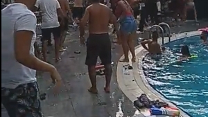 Bătaie la piscina hotelului Radisson Blu din Capitală! Un grup de evrei și arabi s-au încăierat, după ce o sticlă cu apă a fost vărsată pe o fată