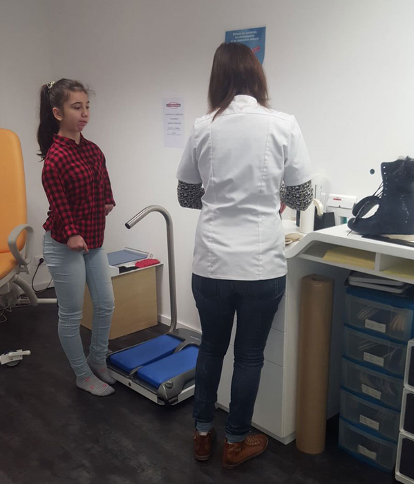 Kassandra Rotariu, alături de doctoriţa care a controlat-o în Franţa