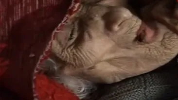 NU ai mai văzut aşa ceva! O bătrână din Eforie a fost înfometată de fiul ei până a ajuns un schelet!