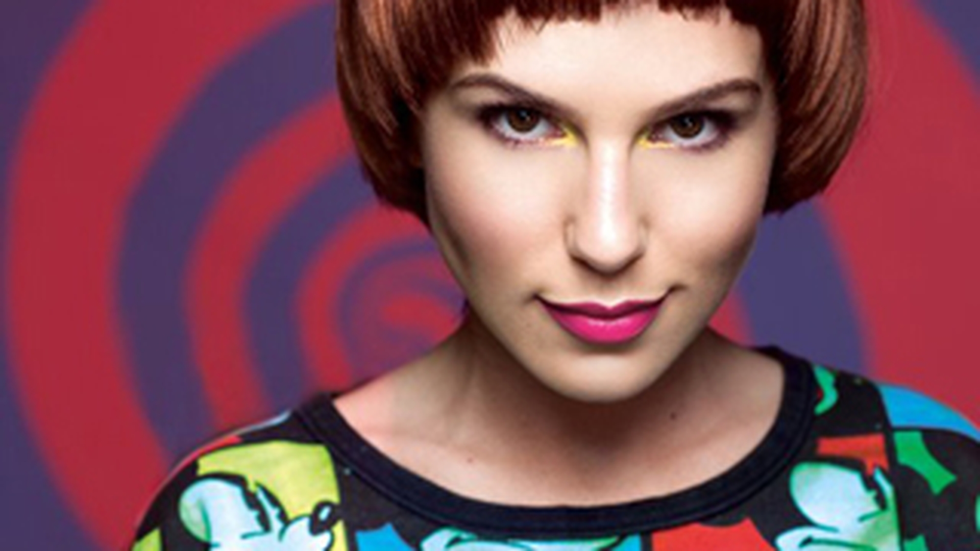 Schimbare de look! Corina, cum nu ai mai vazut-o: roscata si tunsa scurt!