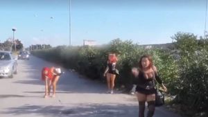 VIDEO. Ziarist italian, atacat cu bâte și pietre de un grup de prostituate românce. “Închide camera că dau!”
