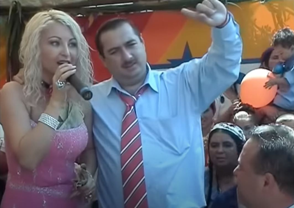 Stana Izbașa și Adi Minune, filmare rară când au fost “îngropați” cu bani la o cântare | VIDEO