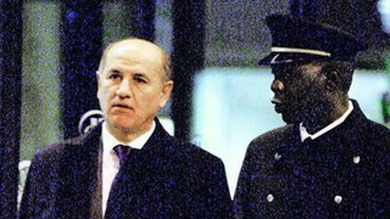 Diavolul visiniu a driblat elegant un majordom de abanos. Frate, frate, dar ciubucul e pe bani