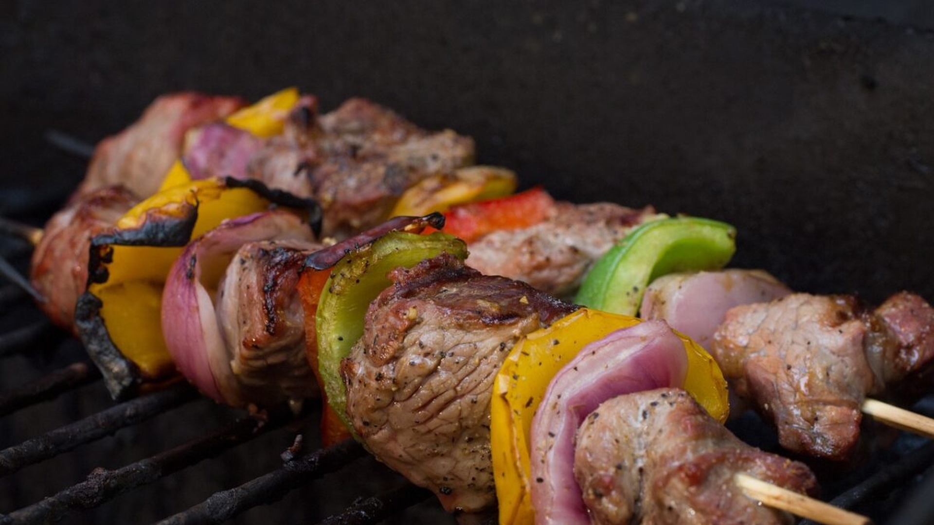 Destinaţia turistică TOP, frecventată de români, unde s-au descoperit frigărui din carne de câine! Nu este o glumă