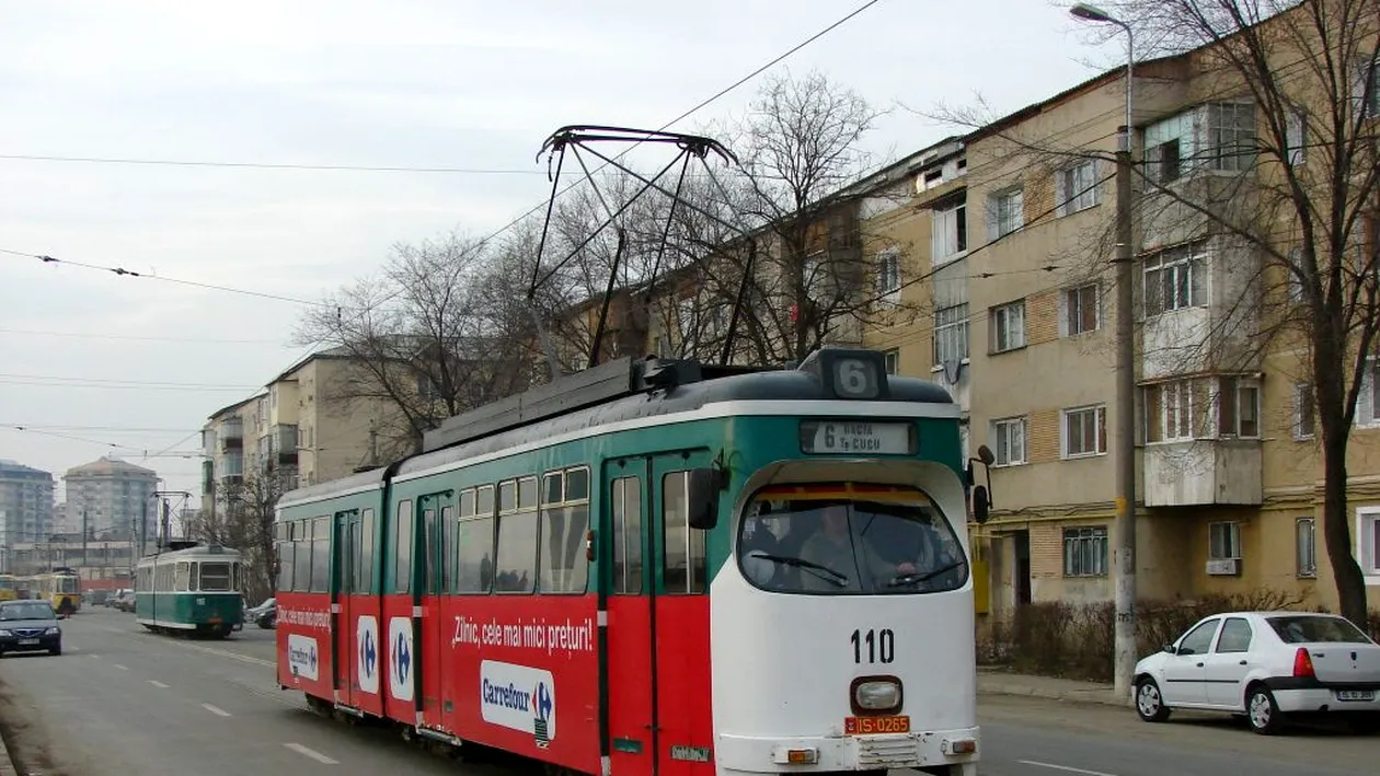 Scene tulburătoare într-un tramvai din Iași: Am vrut sa îi ofer locul meu unui bătrân, însă acesta m-a...