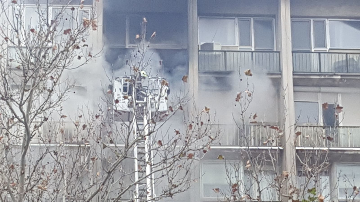 Incendiu puternic într-un bloc din Capitală! 50 de persoane au fost evacuate