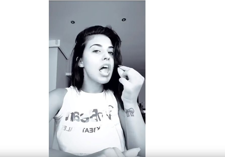 Antonia, filmată în timp ce își mănâncă pielea arsă de soare! Atenție, imagini halucinante! Alex Velea: „Îți aduc ketchup?”