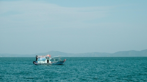 Un vas de pescuit s-a scufundat în Marea Neagră după un atac. Sunt morți și răniți