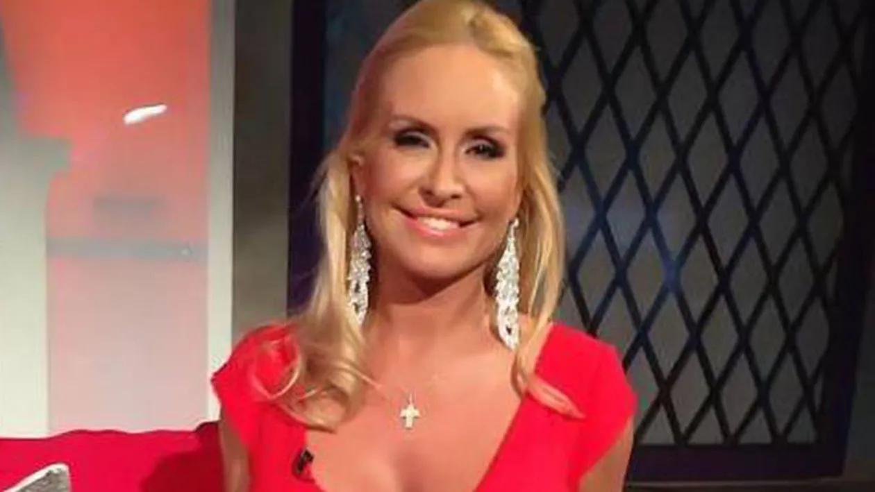 Vica Blochina a comis-o în mijlocul străzii! I-a căzut rochia şi a rămas cu un sân pe afară!