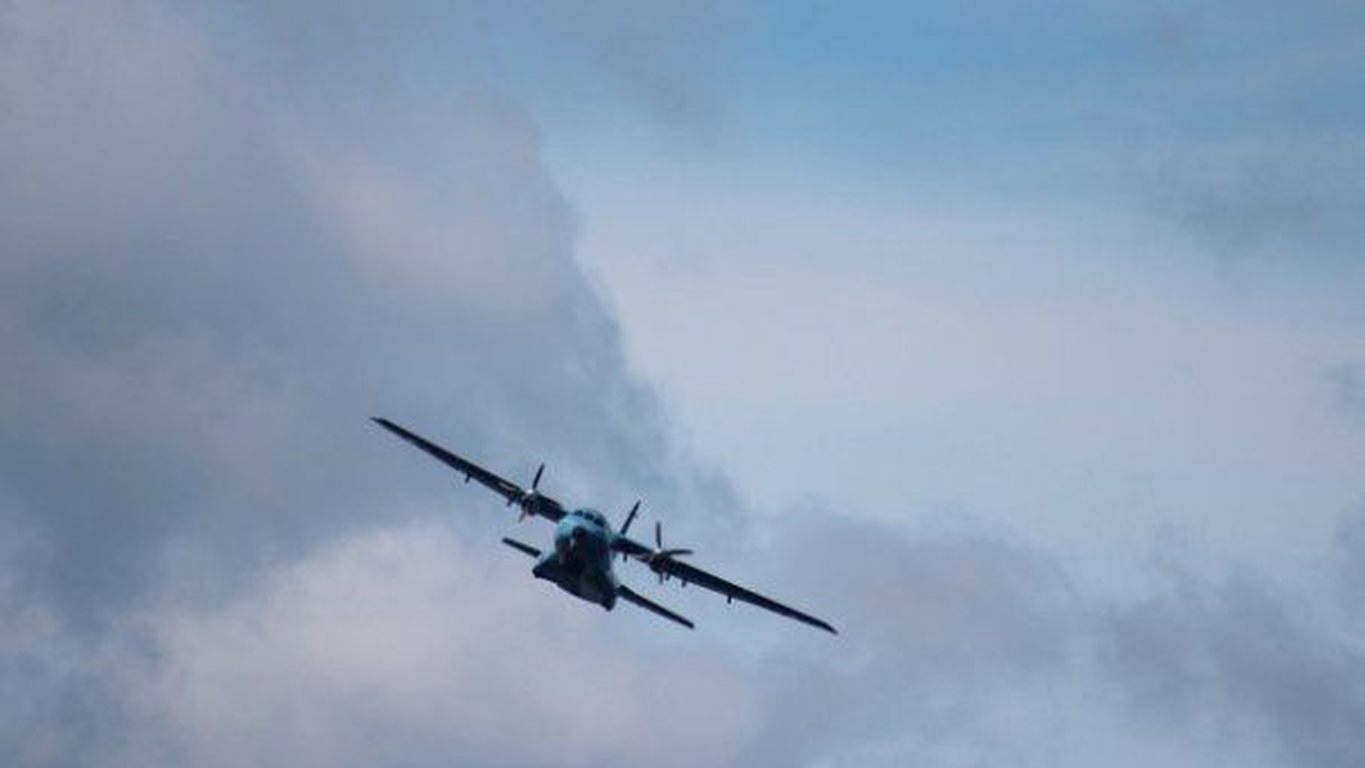 Un avion de pasageri s-a prăbuşit. Există un singur supravieţuitor