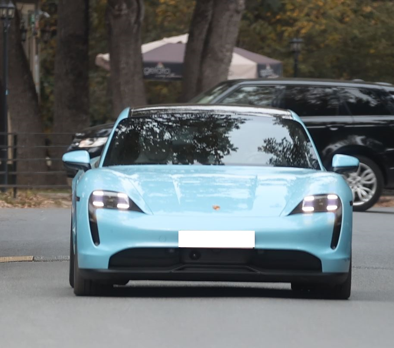 Brigitte, în Porsche-ul de 150.000 de euro (Foto: CANCAN.RO)