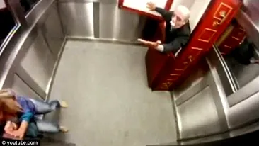 GROAZĂ ÎN LIFT. Un mort terorizează oameni nevinovaţi. VEZI FARSA care face ravagii pe internet