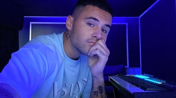 Mario Fresh, surprins în club cu o brunetă misterioasă. Ce spune artistul: "Să le spun unora..."