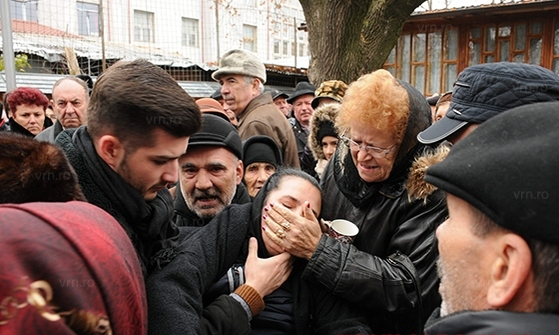 FOTO. Lacrimi și durere. Romeo Tâlmaciu a fost înmormântat. Soția regretatului profesor a leșinat!