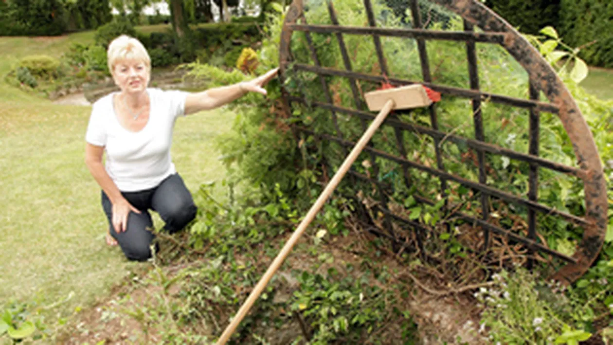 Viata i-a atarnat...de-o franghie! O bunicuta care a cazut intr-un put, salvata dupa 90 de minute