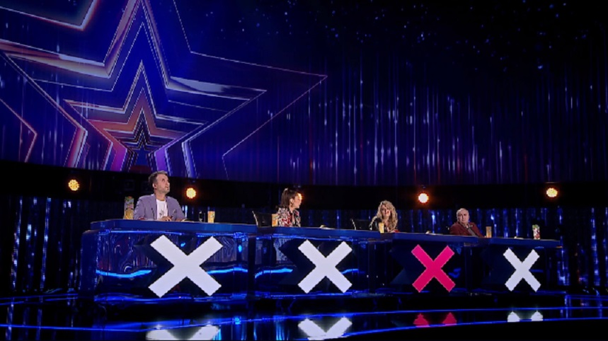 Alexandra Dinu nu a știut să folosească butonul „X” la Românii au Talent. Andra Măruță a ajutat-o