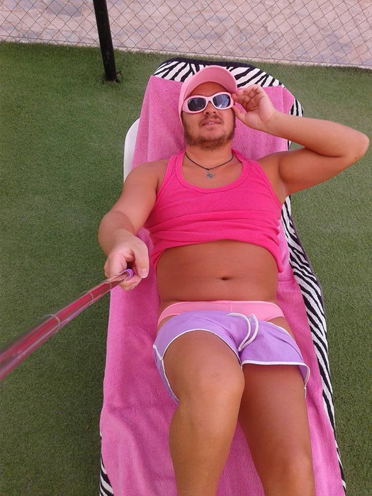 CRISTI DIN BANAT aşa cum nu l-ai mai văzut niciodată! Deşi s-a îmbrăcat în roz, a dat cărţile pe faţă: „Nu sunt gay…“