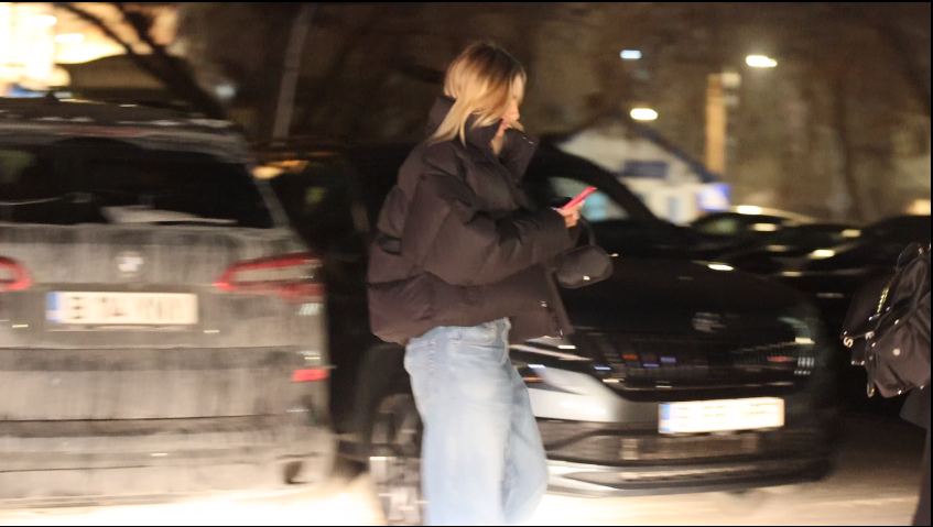 Alexandra Stan, cu ochii în telefon (Foto: CANCAN.RO)