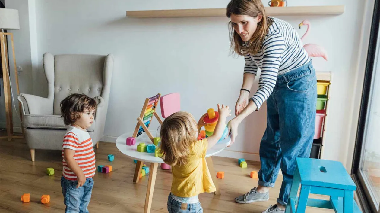 Salarii de 12.000 lei/lună pentru bonele din România. Care sunt cele 7 condiții de angajare