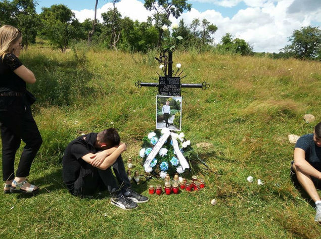 Apropiaţii au dorit să îi aducă un ultim omagiu adolescentului de 16 ani