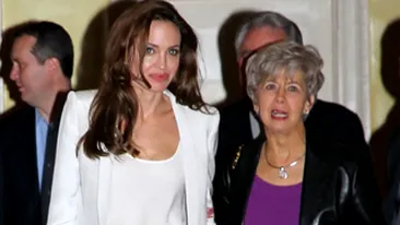 Angelina Jolie se intelege de minune cu soacra - Au iesit impreuna la plimbare